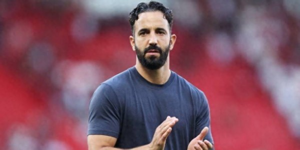 英超名帅拒续约静观其变，瞄准曼联帅位，只待阿莫林下课接手！