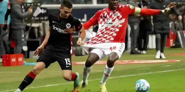 欧冠激战：法兰克福 VS 利物浦，谁能在这场对决中占得先机？